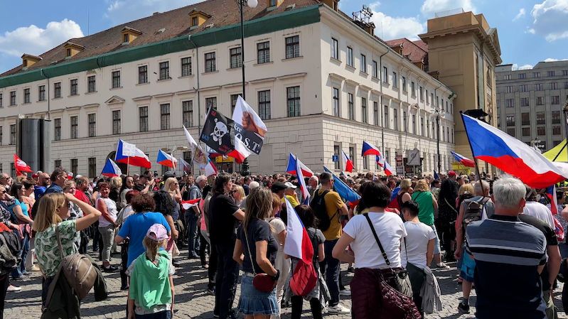 Stovky lidí v Praze demonstrovaly proti NATO a postoji české vlády k Ukrajině